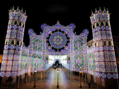 ...circondato dalle luminarie